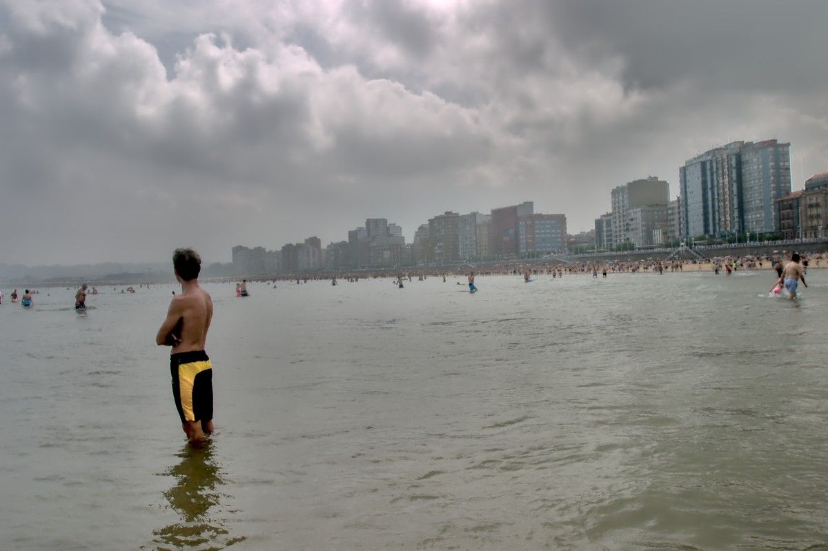 Bañistas en el Cantábrico. Playa de San Lorenzo de Gijón